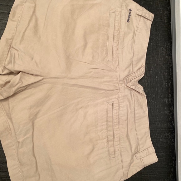 Kaki Columbia shorts size 6. Great condition like New. - Picture 5 of 5